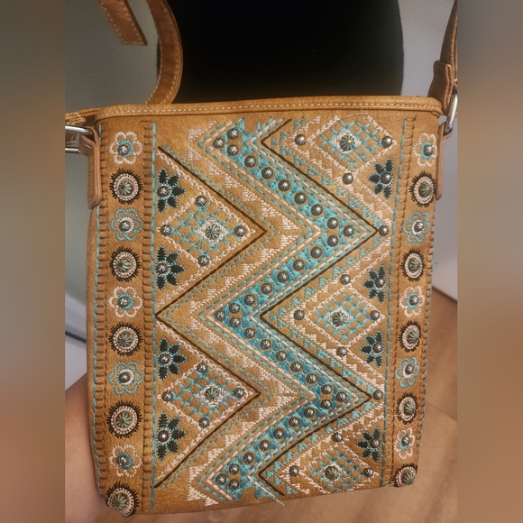 P&G Crossbody Bag - Picture 2 of 4